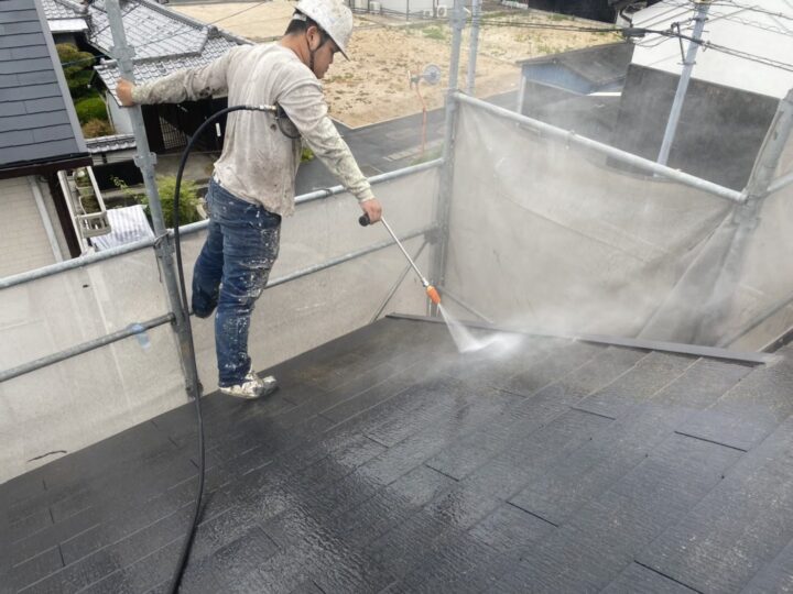 屋根：高圧洗浄作業